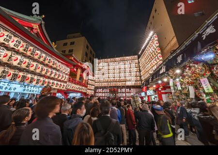 asakusa, japon - novembre 08 2019 : vue très large dans la foire Tori-no-Ichi du sanctuaire Ootori où la foule en attente de faire un souhait est entourée Banque D'Images