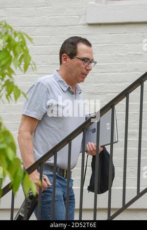 Washington, DC, le 6 mai 2018 -- Jared laisse le secrétaire au Trésor Steve Mnuchin à l'intérieur pour dîner. Photo par Liz Roll Banque D'Images