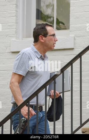 Washington, DC, le 6 mai 2018 -- Jared laisse le secrétaire au Trésor Steve Mnuchin à l'intérieur pour dîner. Photo par Liz Roll Banque D'Images