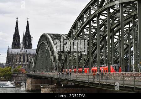 Cologne, Allemagne, 2020. Le pont Hohenzollern traversant le Rhin Hohenzollernbrücke Banque D'Images