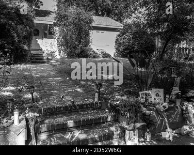 Pasadena, env. 11 octobre 2020. Les fans de Van Halen se souviennent du légendaire guitariste Edward 'Eddie' Van Halen dans sa maison d'enfance et sur le terrain de la stomie à Pasadena, CA. Edward Van Halen est décédé le 10/6/20. 11 octobre 2020. Crédit : Kevin Estrada/Media Punch/Alay Live News Banque D'Images