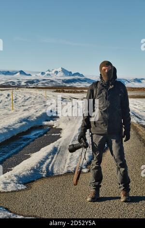 Le trajet commence là où la route se termine. Des terres enneigées en Islande Banque D'Images