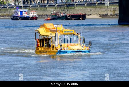 Véhicule amphibien avec des touristes sur la Tamise à Londres, Angleterre, Royaume-Uni Banque D'Images