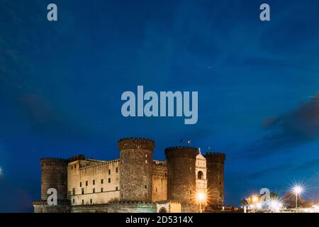 Naples, Italie. Castel Nuovo s'appelle souvent Maschio Angioino dans les illuminations de nuit ou de soir Banque D'Images