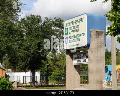 Panneau à l'extérieur des bureaux de l'évaluateur des biens du comté d'Alachua et du Bureau du superviseur des élections (bâtiment non vu) sur North main Street, Gainesville, Floride, comté d'Alachua, Floride, États-Unis. Banque D'Images