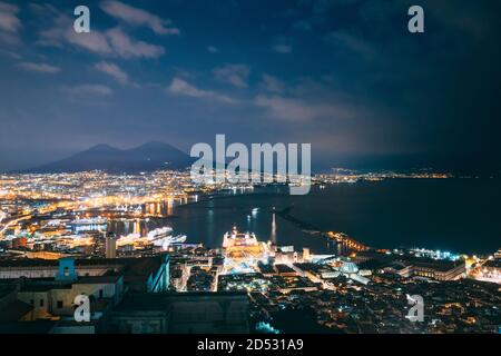 Naples, Italie. Vue de dessus Cityscape Skyline de Naples avec le Mont Vésuve et le Golfe de Naples en arrière-plan dans les illuminations nocturnes ou nocturnes Banque D'Images