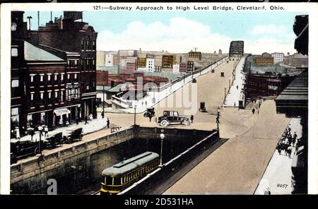 Cleveland Ohio USA, Subway approche to High Level Bridge, voitures | utilisation dans le monde entier Banque D'Images