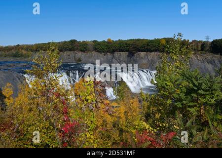 Vue sur les chutes de Cohoes en automne dans la ville de Cohoes, New York Banque D'Images