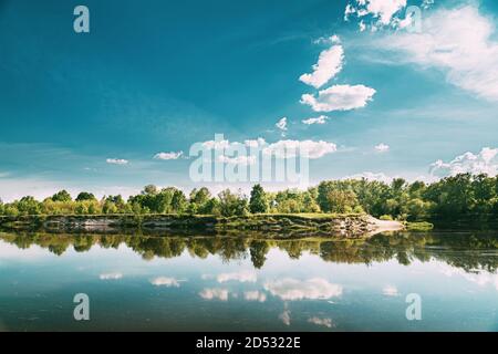Bélarus. Paysage de la rivière et de la forêt dans la belle journée ensoleillée d'été Banque D'Images