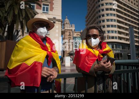 Deux manifestants portant des masques et enveloppés de drapeaux espagnols assistent à la Journée nationale espagnole.tandis que la deuxième vague de la pandémie du coronavirus frappe l'Espagne avec des niveaux élevés d'infections, Le parti d'extrême droite espagnol VOX a appelé les espagnols à manifester contre le gouvernement espagnol à l'occasion de la Journée nationale de l'Espagne. Banque D'Images