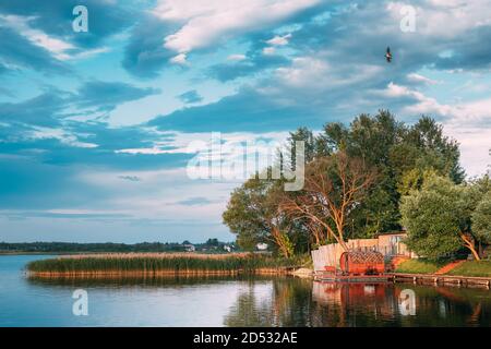 Braslaw ou Braslau, Vitebsk Doblast, Bélarus. Sauna en bois dans UNE jetée en bois pour la pêche et le repos près et beau lac Novyaty. Resort sur Braslav Banque D'Images