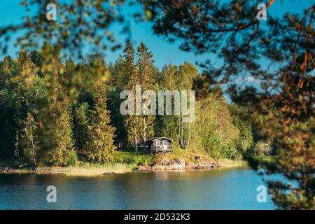 Suède. Belle maison de chalet en bois suédois sur la côte des îles Rocheuses en été Sunny soir. Paysage de lac ou de rivière Banque D'Images