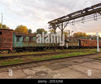 Les vieux wagons à la gare. Pologne 05.10.2020 Banque D'Images