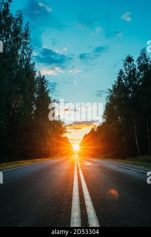 Sun Shine au-dessus d'Asphalt Country Open Road dans Sunny matin ou soir. Open Free Road en été ou en automne à Sunny Sunset ou Sunrise Time Banque D'Images