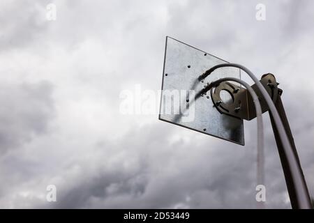 Antenne 4G montée sur un mât extérieur dans un orage imminent. Banque D'Images