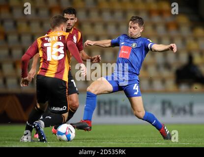 Elliot Watt de Bradford et Joshua Falkingham de Harrogate Town (à droite) se battent pour le ballon lors du match Sky Bet League Two au stade énergétique Utilita, Bradford. Banque D'Images