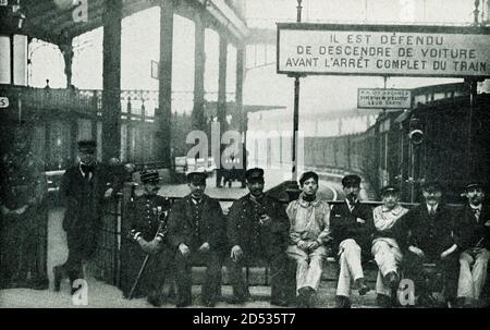 A la Gare du Nord à Paris cette photo date d'avant 1921, la Gare du Nord, aujourd'hui officiellement Paris-Nord, est aujourd'hui l'une des six grandes gares terminus du réseau SNCF de la ligne principale de Paris, en France, et dessert les régions du nord de Paris, le long du chemin de fer Paris-Lille. Banque D'Images