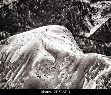 Deux skieurs sur Cornice, Fernie, Colombie-Britannique, Canada Banque D'Images