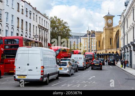 Embouteillages en direction de l'ouest sur Grays Inn Road et Euston Road, King's Cross, Londres, Royaume-Uni Banque D'Images