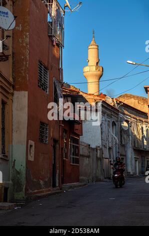 Konak, le centre culturel, artistique et de divertissement de İzmir, est fréquenté par les touristes locaux et étrangers. Banque D'Images