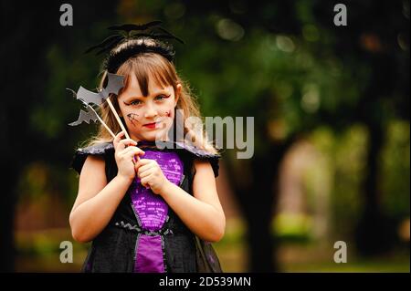 Fille blonde en costume de chauve-souris pour Halloween Banque D'Images