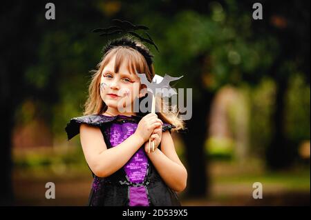 Fille blonde en costume de chauve-souris pour Halloween Banque D'Images