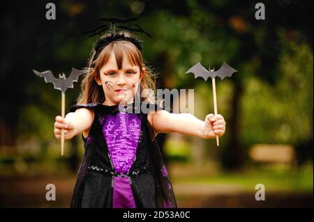 Fille blonde en costume de chauve-souris pour Halloween Banque D'Images