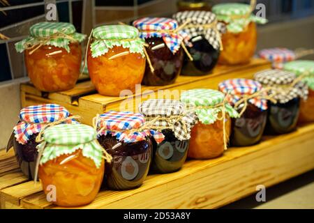 confiture de confiture dans les pots en verre Banque D'Images