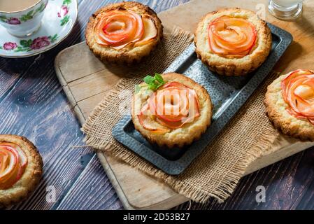 Mini-tartes aux amandes avec des tranches de pomme disposées dans une rose Banque D'Images