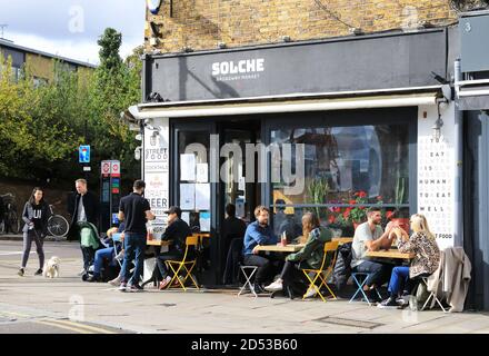 Solche café sur le marché de Broadway, un jour ensoleillé d'automne, à Hackney, est de Londres, Royaume-Uni Banque D'Images