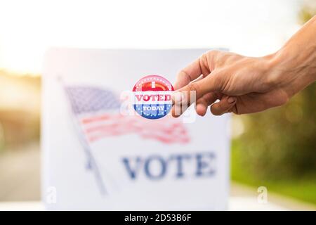 Main montrant j'ai voté aujourd'hui badge aux urnes aux élections américaines. Banque D'Images