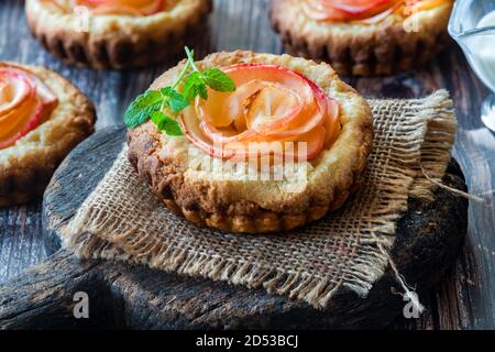 Mini-tartes aux amandes avec des tranches de pomme disposées dans une rose Banque D'Images