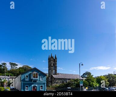 bantry, le paysage urbain de Bantry, comté de Cork, Irlande, avec l'ancien cinéma Stella et l'église St Brendans la vue. Banque D'Images