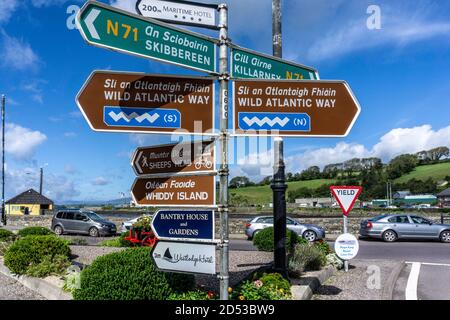 Un panneau de rue à Bantry, comté de Cork, Irlande avec les directions d'itinéraire à la Wild Atlantic Way, Skibbereen, Whiddy Island et d'autres endroits. Banque D'Images