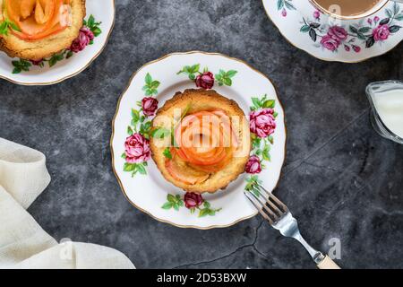 Mini-tartes aux amandes avec des tranches de pomme disposées dans une rose Banque D'Images