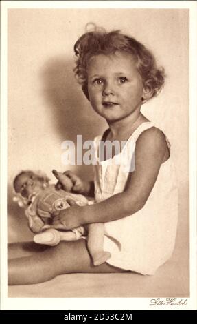 Lotte Herrlich, Junges Mädchen mit ihrer Puppe | utilisation dans le monde entier Banque D'Images