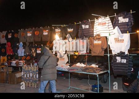 T-shirts à vendre à l'extérieur d'un concert Bruce Springsteen au Forum de Datch le 28 novembre 2007, Milan, Italie. Banque D'Images