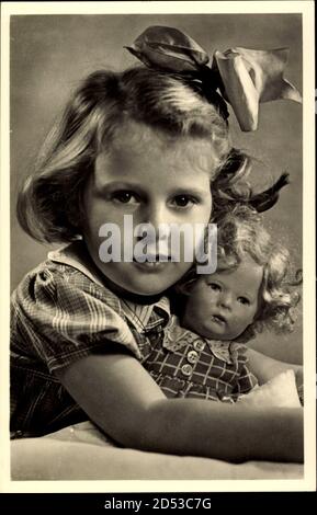 Junges Mädchen mit ihrer Puppe, Portrait, Haarschleife | utilisation dans le monde entier Banque D'Images