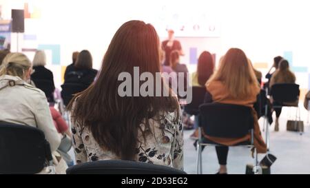 Femme d'affaires et les personnes à l'écoute sur la conférence. Image horizontale Banque D'Images