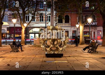 Toy Studios la pièce d'art de sculpture d'inspiration islamique dans Bloom est montrée sur Sloane Square dans le cadre de Kensington and Chelsea Art week 2020 public Art Trail. Banque D'Images