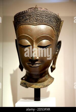 Tête d'un Bouddha couronné. xviiie siècle. Bronze. Ayutthaya. Thaïlande. Musée des cultures du monde Barcelone, Catalogne. Espagne. Banque D'Images