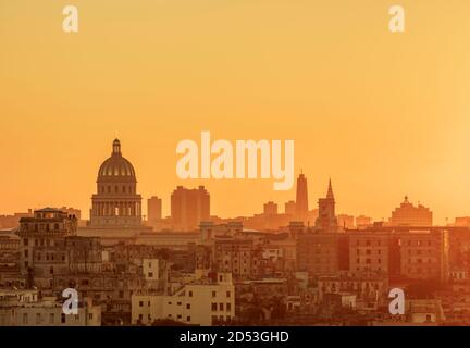 Vue sur Habana Vieja vers El Capitolio au coucher du soleil, la Havane, province de la Habana, Cuba Banque D'Images