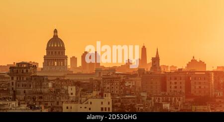 Vue sur Habana Vieja vers El Capitolio au coucher du soleil, la Havane, province de la Habana, Cuba Banque D'Images