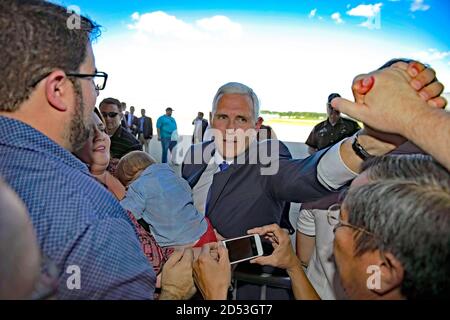 Sionsville, Indiana, États-Unis, le 16 juillet 2016 le gouverneur de l'Indiana, Mike Pence, serre la main avec la foule d'environ 500 partisans à son retour en Indiana en tant que candidat républicain à la vice-présidence Banque D'Images