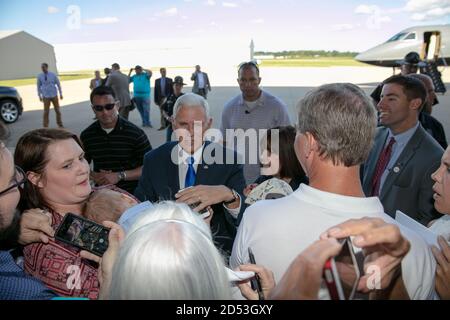 Sionsville, Indiana, États-Unis, le 16 juillet 2016 le gouverneur de l'Indiana, Mike Pence, serre la main avec la foule d'environ 500 partisans à son retour en Indiana en tant que candidat républicain à la vice-présidence Banque D'Images