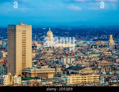 Vue sur le Centro Habana vers El Capitolio au coucher du soleil, la Havane, province de la Habana, Cuba Banque D'Images