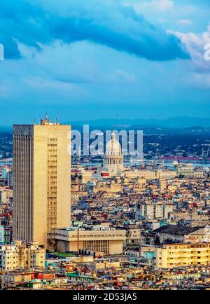 Vue sur le Centro Habana vers El Capitolio au coucher du soleil, la Havane, province de la Habana, Cuba Banque D'Images