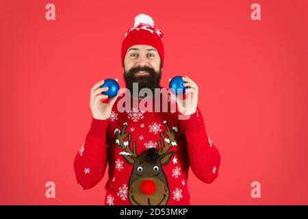 quelle est la couleur de noël. assistant de magasin de jouets. ambiance festive partout. jongleur bonne année. joyeux noël. plein de ressources et de drôles. homme heureux jonglant avec arbre décoratif jouet. Banque D'Images