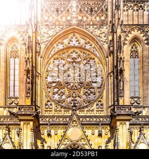 Fenêtre principale de la rosace de la cathédrale Saint-Vitus. Château de Prague, Prague, République tchèque Banque D'Images