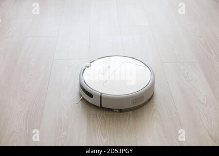 Aspirateur Robot sur parquet stratifié smart technologies de nettoyage Banque D'Images